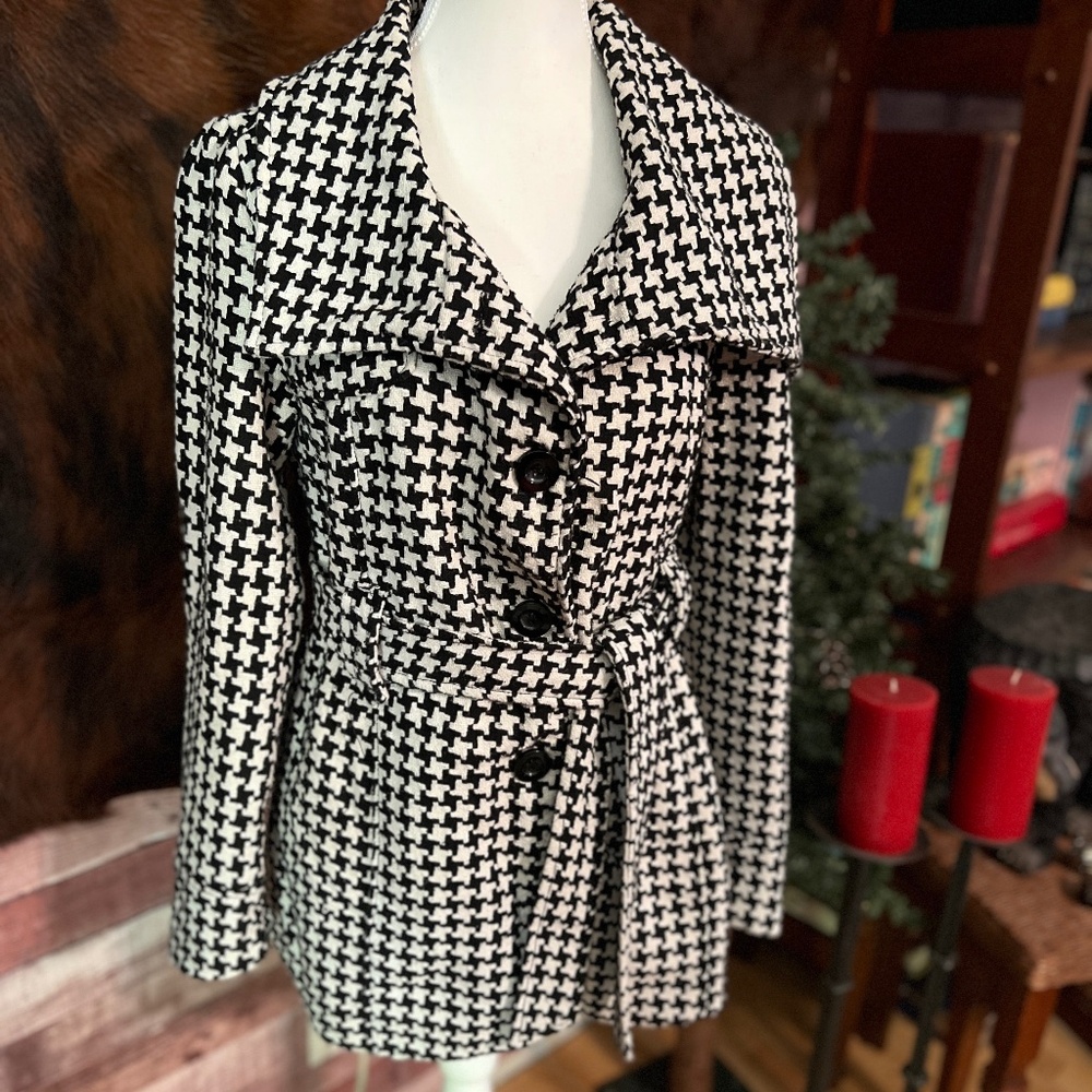 Me Jane Black & White Houndstooth Coat w/ Belt & Green Satin Lining